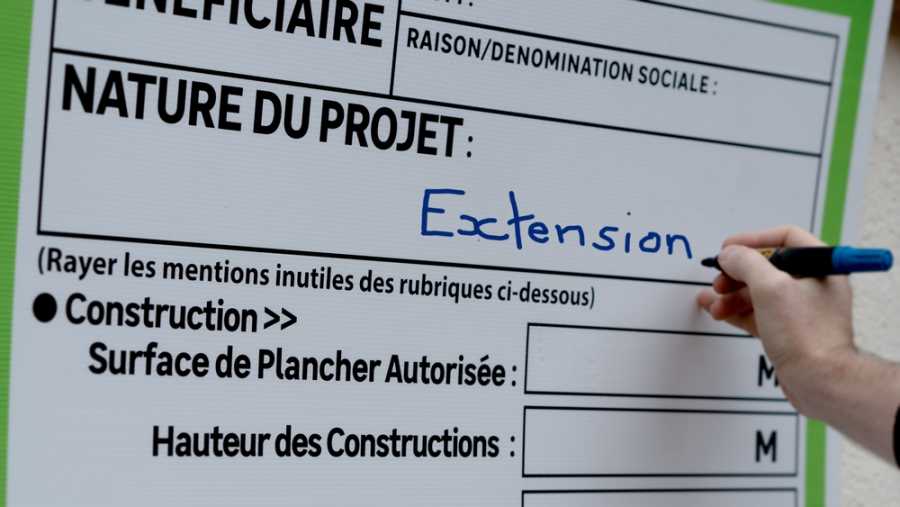 Est-il obligatoire d'afficher le permis de construire ?